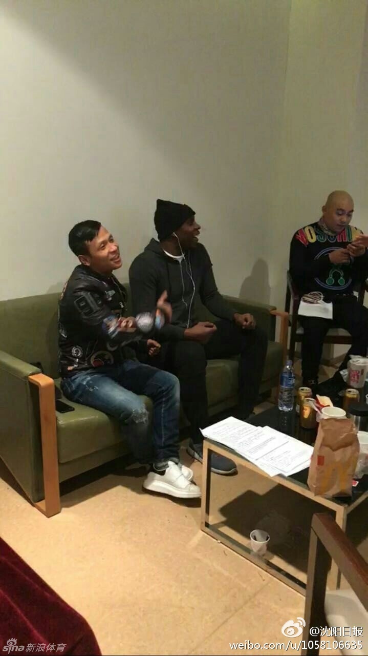 最后一张大合影,三人脑袋凑在一起,郭艾伦居中,宋小宝和哈德森在两侧,全都咧嘴露出大白牙,笑得眼睛眯成一条缝,画面充满了喜感。