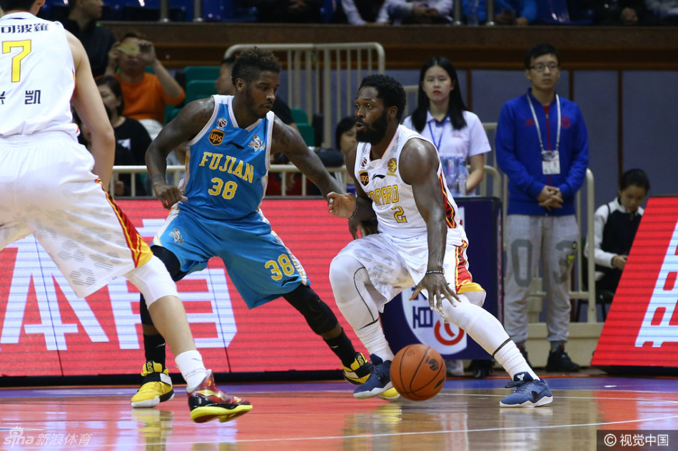 深圳外援兰佩与队友完成精妙挡拆后顺下接球，无视福建防守队员的封盖，用柔和的手感完成抛投。