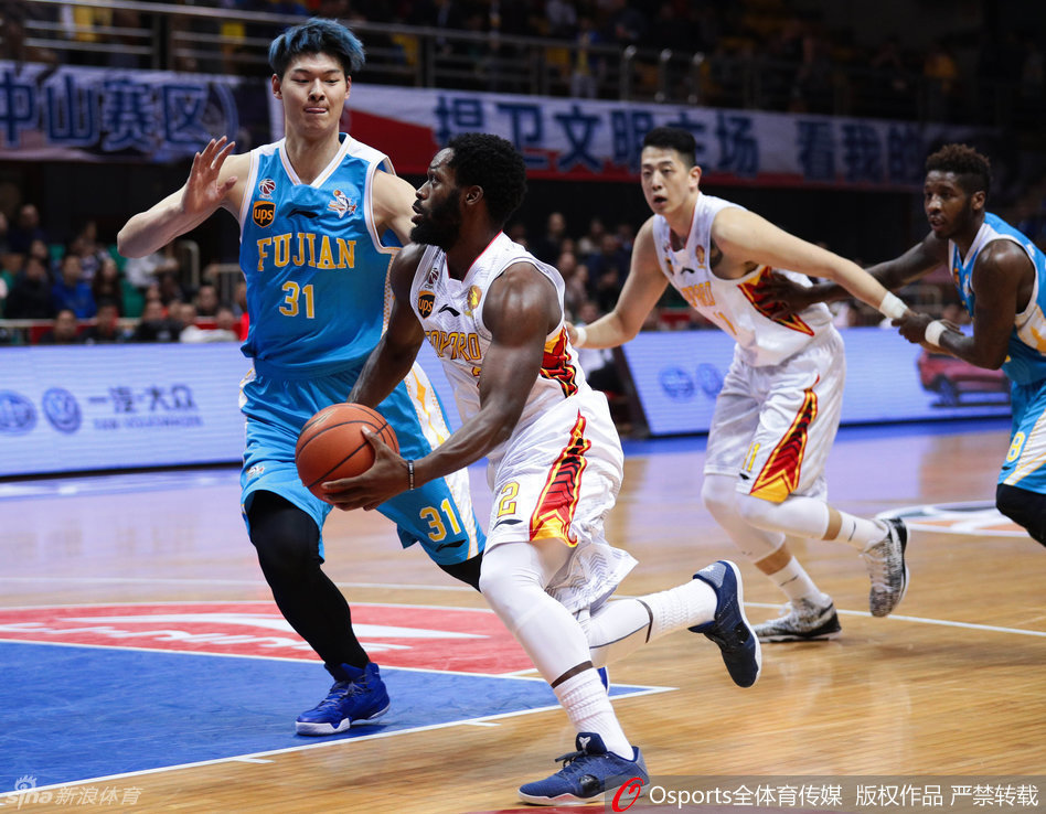 福建队赵泰隆寸步不离地紧贴防守深圳队孟铎，双手高举干扰其投篮视线，防守动作非常到位。