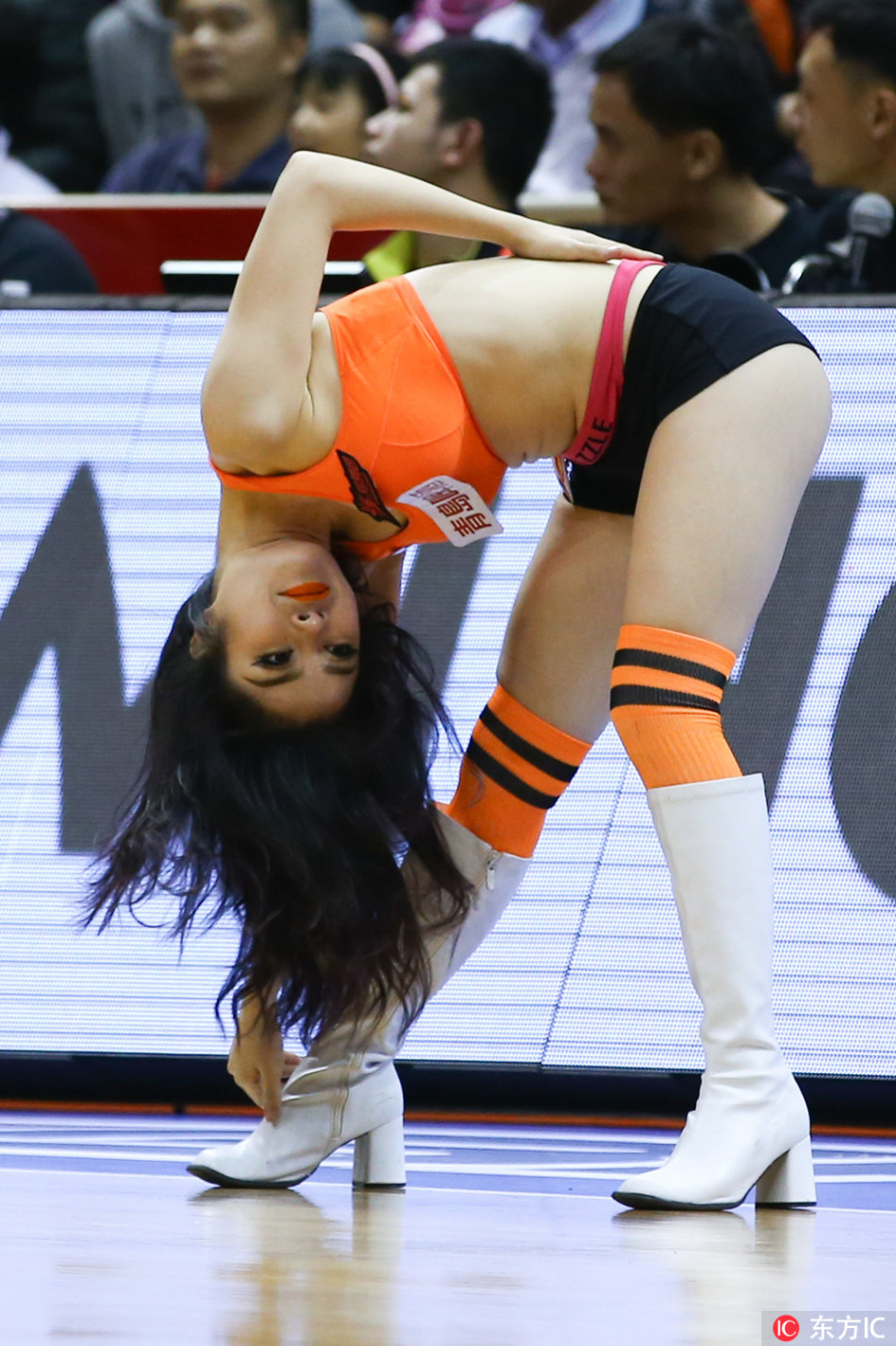 两位宝贝默契互动，一个俏皮嘟嘴，一个温柔注视，紧身服装凸显健康身材，青春气息扑面而来。