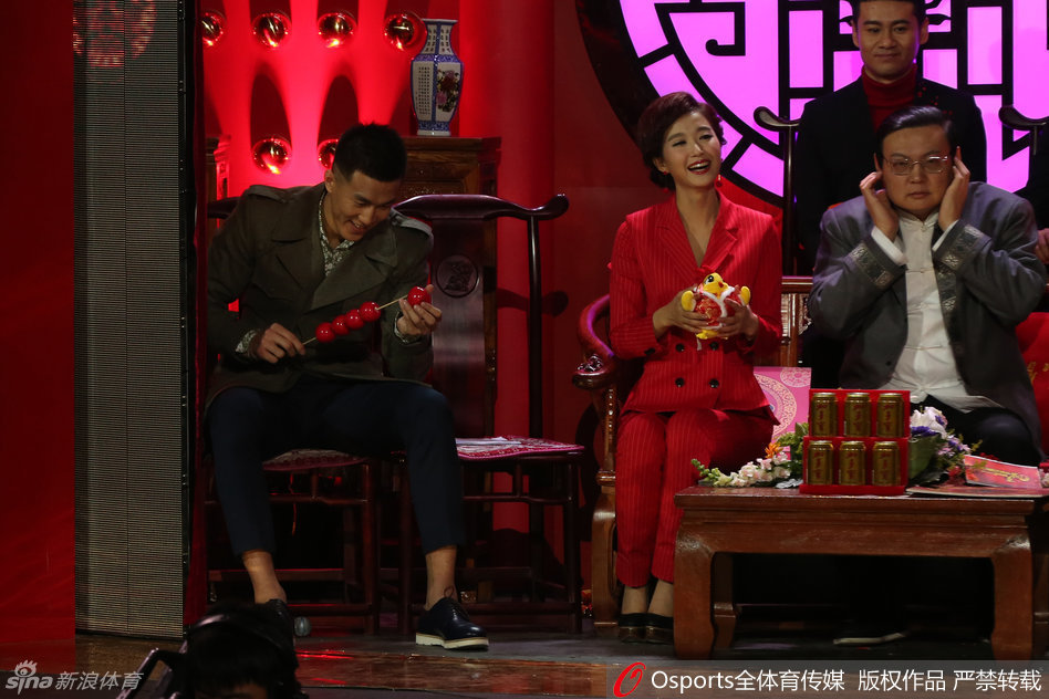 录制间隙,郭艾伦轻松地盘腿坐在后台,单手举着手机对镜自拍,另一只手还不忘比出标志性的剪刀手,眼神里满是‘我怎么这么好看’的得意。