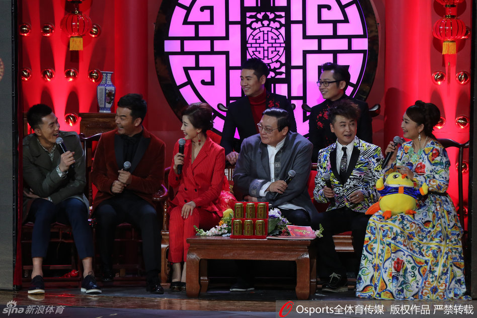 郭艾伦投入演唱时完全不顾形象,他张大嘴巴仰头忘情高歌,脸部表情因用力过猛而变得十分滑稽可爱,完全沉浸在‘我是歌王’的幻想中。