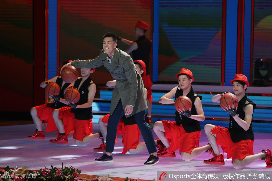 演出成功的郭艾伦彻底玩嗨了,他调皮地吐着舌头,脸上挂着大大的笑容,张开双臂在舞台上飞奔,像一个刚拿到满分试卷向父母炫耀的孩子。