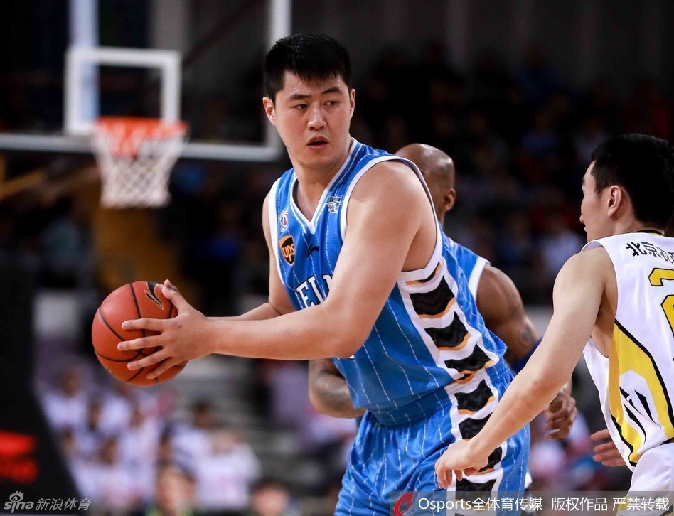 北京队众将围在一起，肩并着肩，那坚毅的目光和团结的氛围，只为共同捍卫主场的荣耀。