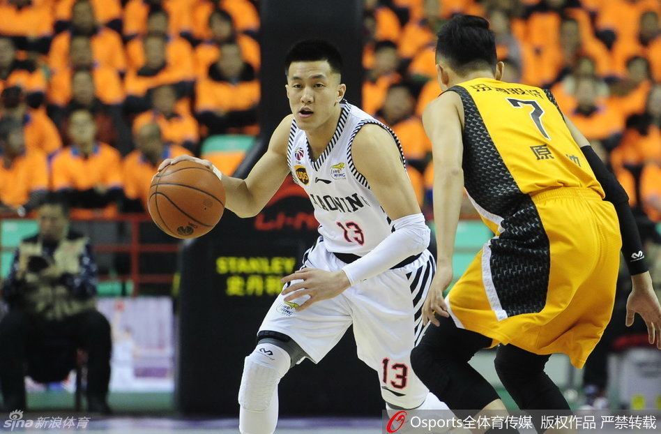 郭艾伦如闪电般撕裂防守，胯下运球后直视篮筐，眼神中透露着‘第四节惹不起’的杀气。