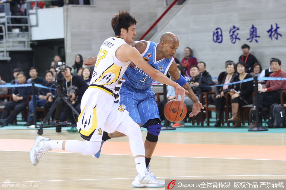 孙悦面对防守，从容不迫地跳投出手，那飘逸的身姿和柔和的手感，是他标志性的进攻利器。