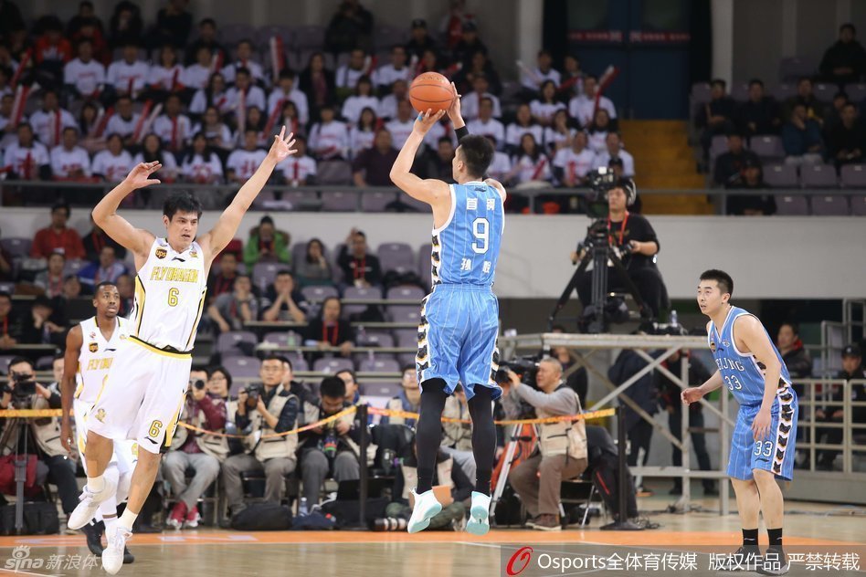 场边的方硕眼神坚定，手指向前场，正在有条不紊地推进组织，他是北京队新一代的后场指挥官。