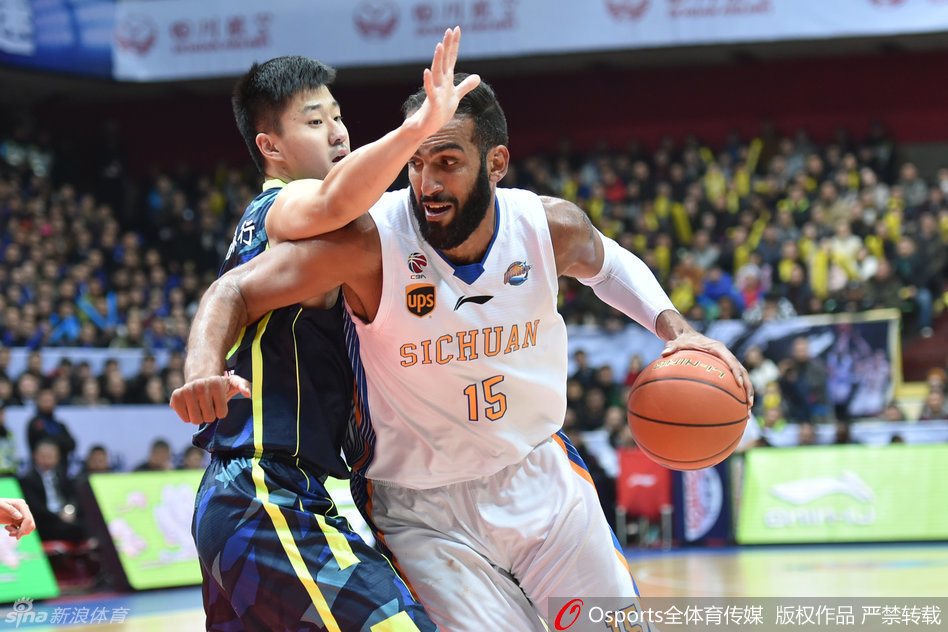 广东队任骏飞在边线持球，面对四川队的防守，他冷静地观察场上局势，寻找将球传给队友的最佳时机。