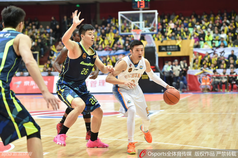 前NBA球员卡洛斯·布泽尔利用脚步优势强行突破四川防线，虽然面临哈达迪的协防威胁，他依然坚决杀向内线。