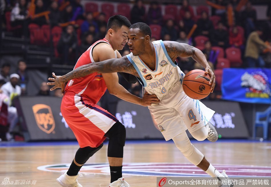 亚当斯利用华丽胯下运球晃开防守,如闪电般直线突破,撕裂对方整条防线