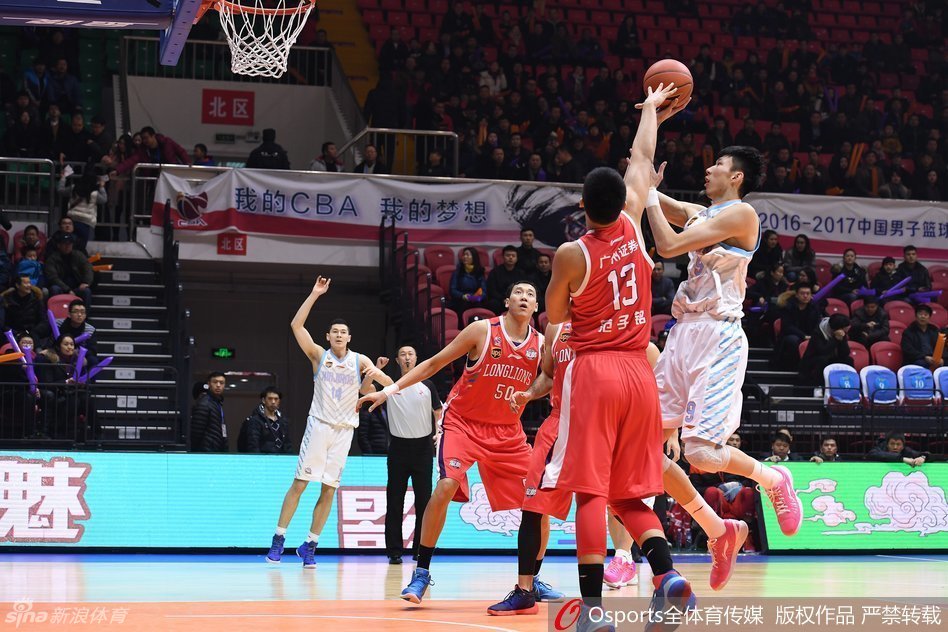 周琦面对防守球员,舒展长臂轻盈抛投,柔和的手感与身高优势展露无遗