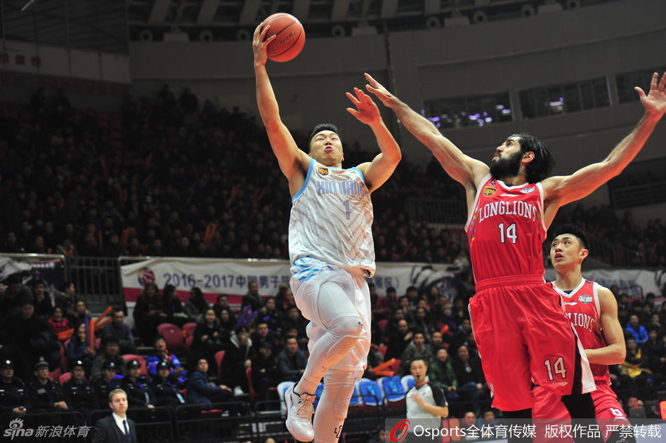 西热力江在外线双手持球,眼神坚定地盯着篮筐,随时准备射出致命三分