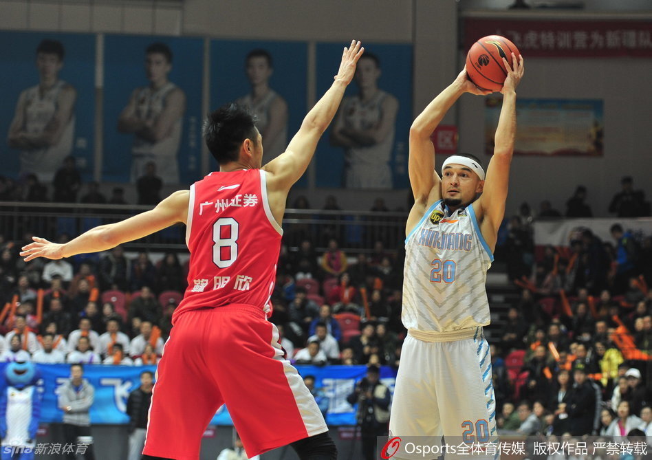 可兰白克·马坎双手摊开,一脸严肃地与裁判交流比赛判罚,展现队长担当