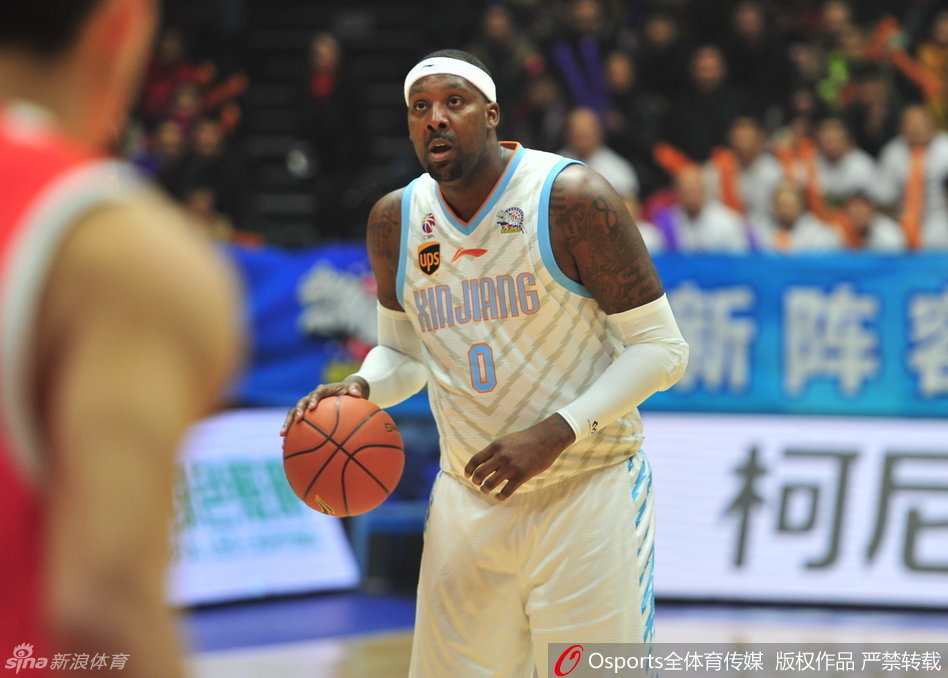 李根张开双臂全力贴防对手,肌肉碰撞的激烈感仿佛要溢出屏幕