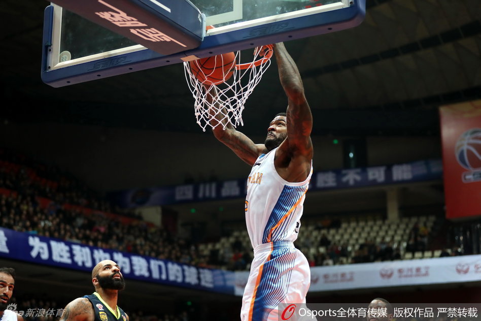 四川外援约什·史密斯高高跃起，试图在广东悍将朱芳雨的严密防守下强行突破，瞬间的爆发力点燃全场。