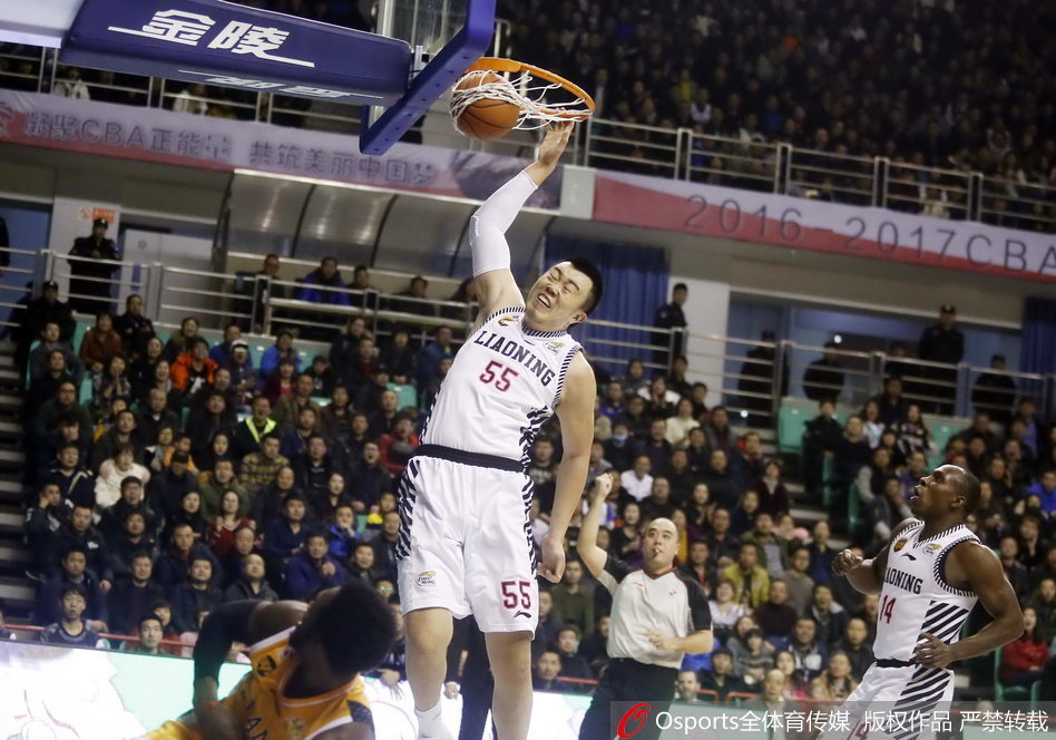 韩德君在对手内线高高跃起，完成一记势大力沉的单手劈扣，犹如泰山压顶般霸气侧漏。