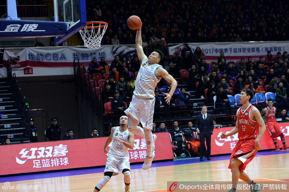 李根如猎豹般迅猛跃起,在对手头顶完成一记势大力沉的飞身暴扣,点燃全场激情