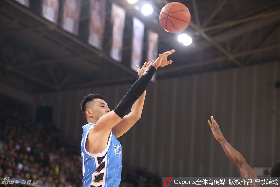 老马与爱徒翟晓川激情击掌，一次简单的击掌，传递的是信任、鼓励与征服赛场的坚定信念。