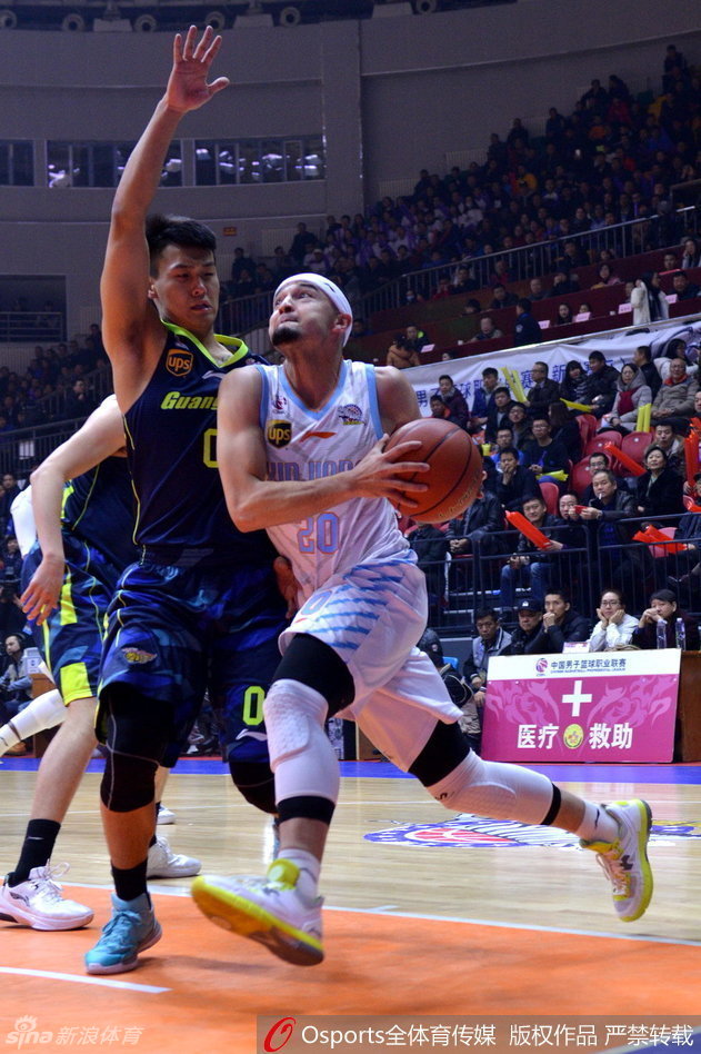 西热力江像一把锋利的尖刀,加速突破广东队的双层防线,他的眼神里写满了对胜利的渴望。