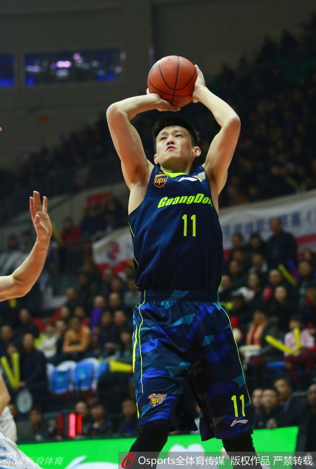 周鹏在罚球线附近果断跳投,皮球划过一道完美的弧线,这是队长在球队困难时刻必须承担的责任。