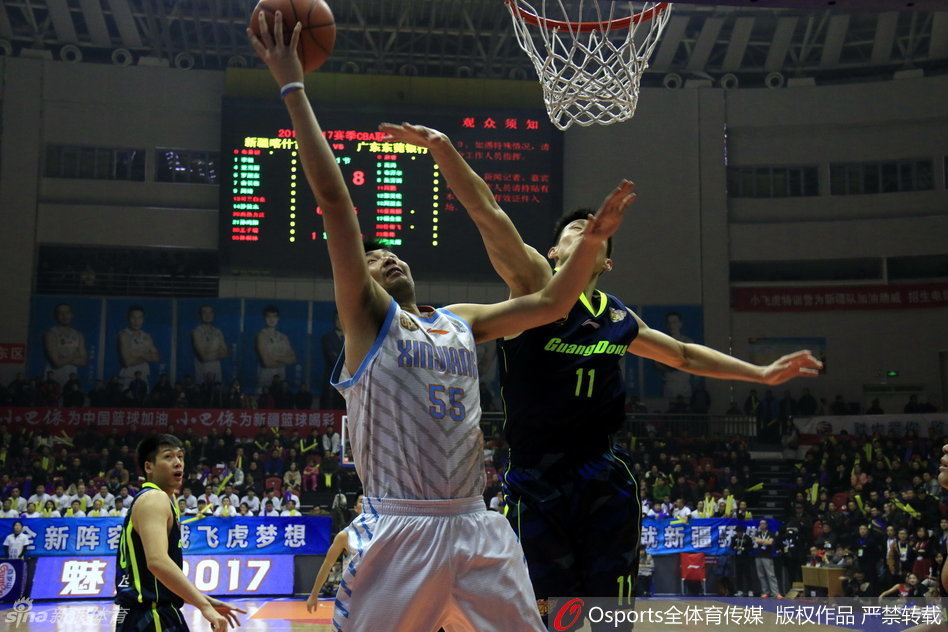 篮下一片混战,朱芳雨在肌肉丛林中高高跃起,用经验和卡位争夺着每一个宝贵的篮板球。