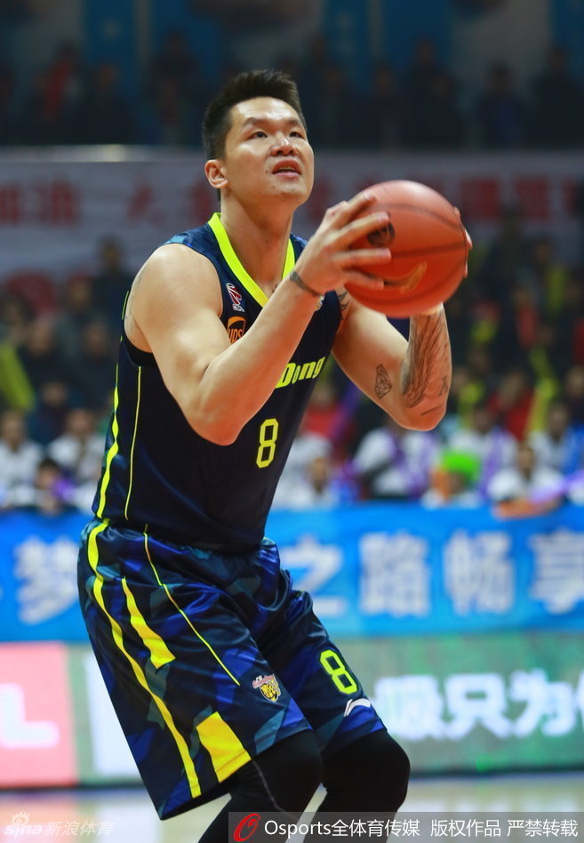 小外援斯隆在三分线外自信跳投,皮球应声入网,这是他全场35分表演中的一个缩影。