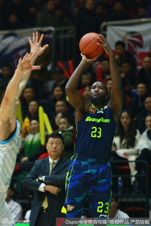 赵睿灵机一动,犹如一道闪电突然启动,撕破新疆队的防线,他的突破是广东队最犀利的武器。