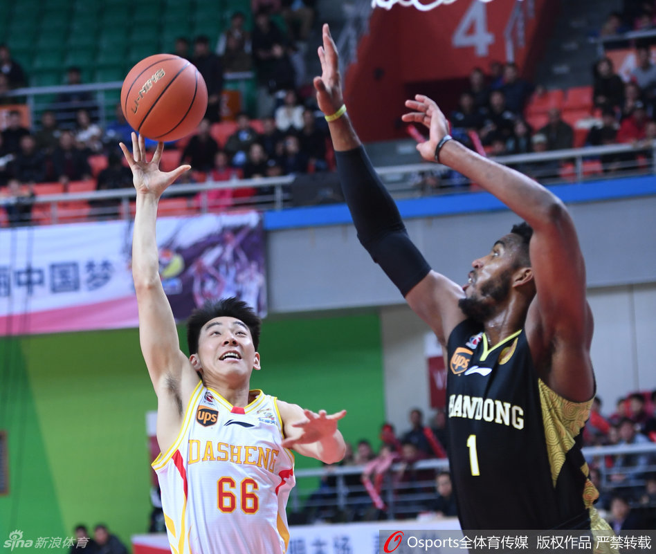 邓特蒙面对防守从容观察，试图寻找撕开防线的缝隙，而睢冉则在一旁全神贯注，随时准备看防自己的目标。