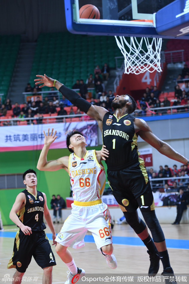 迪奥古高高跃起，用一记势大力沉的跳投惩罚对手，吴轲虽然奋力跳起封盖，却依然无法阻挡皮球坠入篮筐。