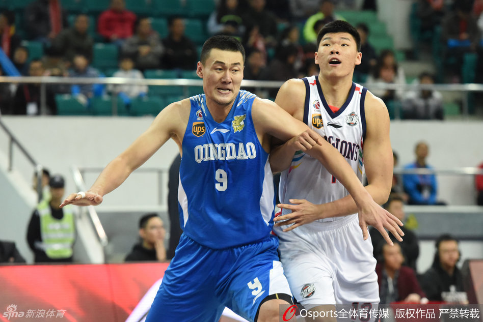 苏伟在肌肉丛林中张开双臂奋力卡住有利位置,眼神坚毅地盯着来球方向,宛如一座移动的屏障