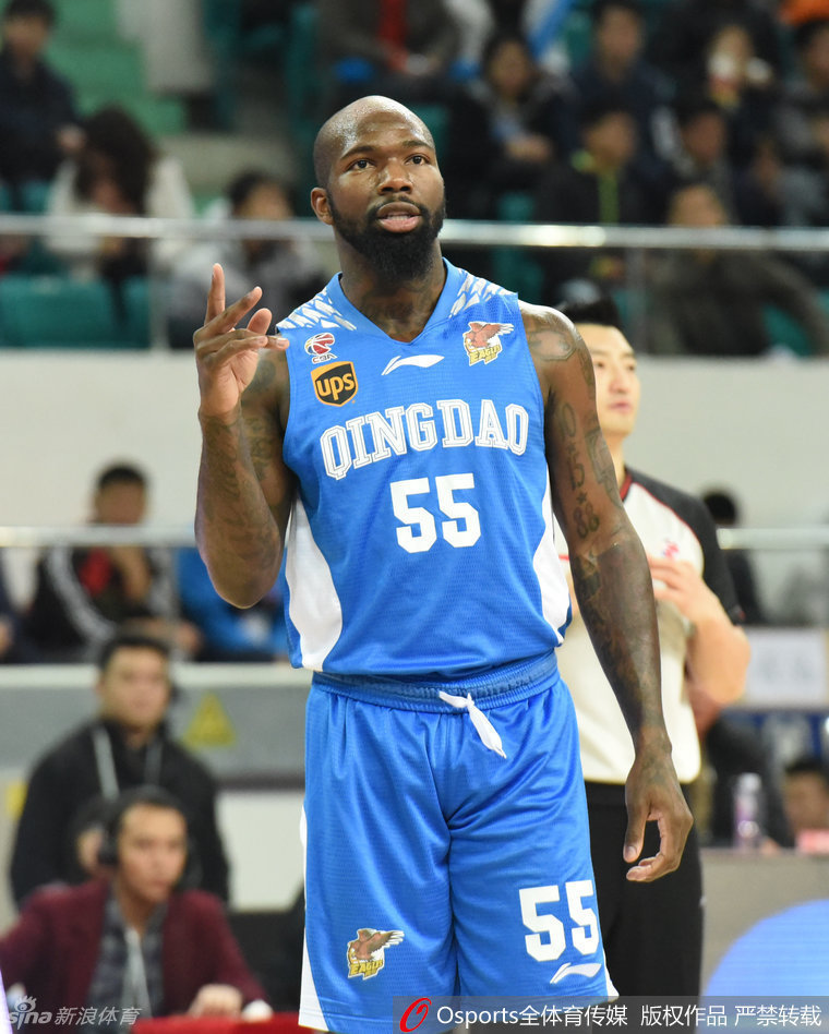 张大宇高高跃起双手持球暴扣,篮筐在他巨大的力量下颤抖呻吟,对手只能无奈地仰望