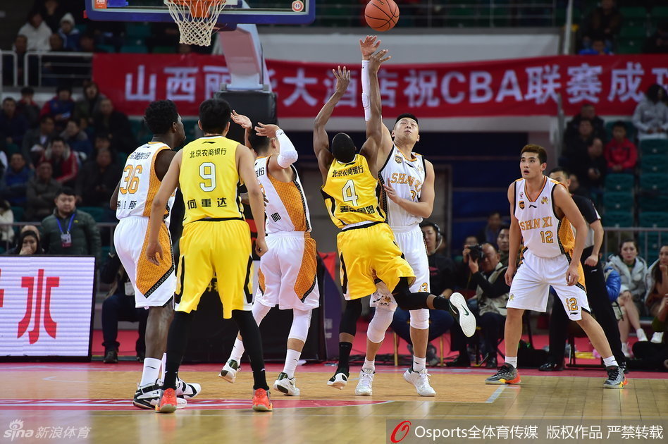 双方三四名球员在篮下扭作一团,人仰马翻,皮球在地上蹦跳,裁判急促地吹响哨子试图分开众人