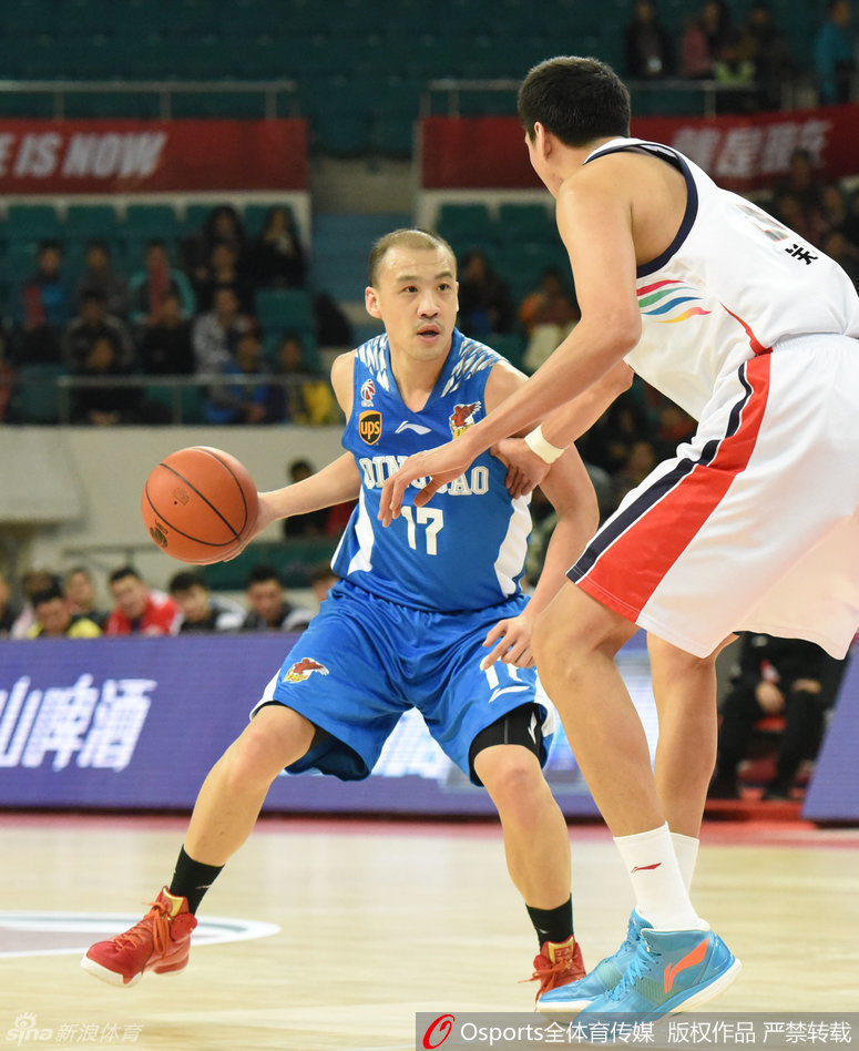 王磊强突防线腾空上篮,防守者飞身封盖,皮球悬停在指尖与篮板之间,时间仿佛凝固