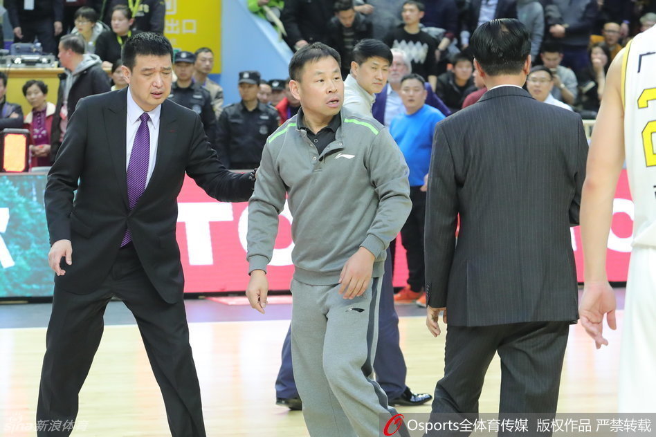 多名身穿白色球衣的北京队队友紧紧抱住翟晓川，将他与林志杰隔开，防止冲突进一步扩大。