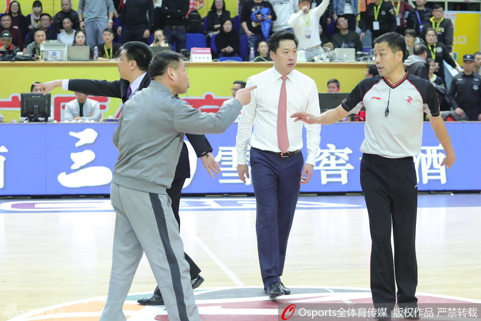 裁判与技术台工作人员共同观看录像回放，商议对翟晓川和林志杰冲突的最终判罚，现场气氛紧张。