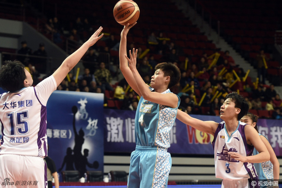 上海队中锋在内线卡位要球，她张开双臂稳稳接住来球，正准备持球策应，眼神余光已经瞄到了空切队友的动线