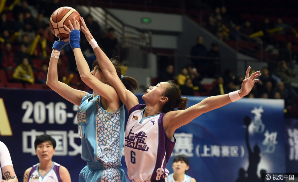 焦灼时刻，上海队外线球员借掩护后干拔跳投，皮球出手的瞬间，全场目光都聚焦在那道棕色的弧线上