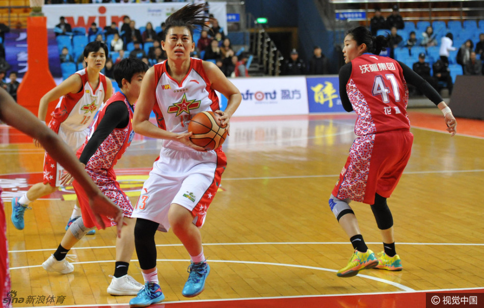 八一队魂瞬间点燃全场，持球核心如利刃般划开防线，以一往无前的气势向篮下发起强力冲击