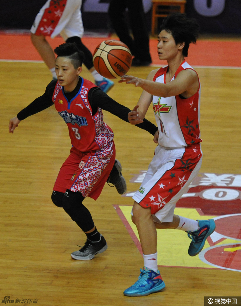 临危不乱方显英雄本色，八一球员