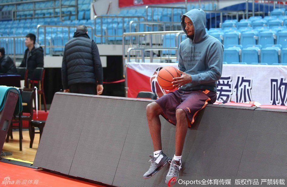 沃伦身穿醒目红色训练服全神贯注,高强度运球后的定格瞬间充满力量美感