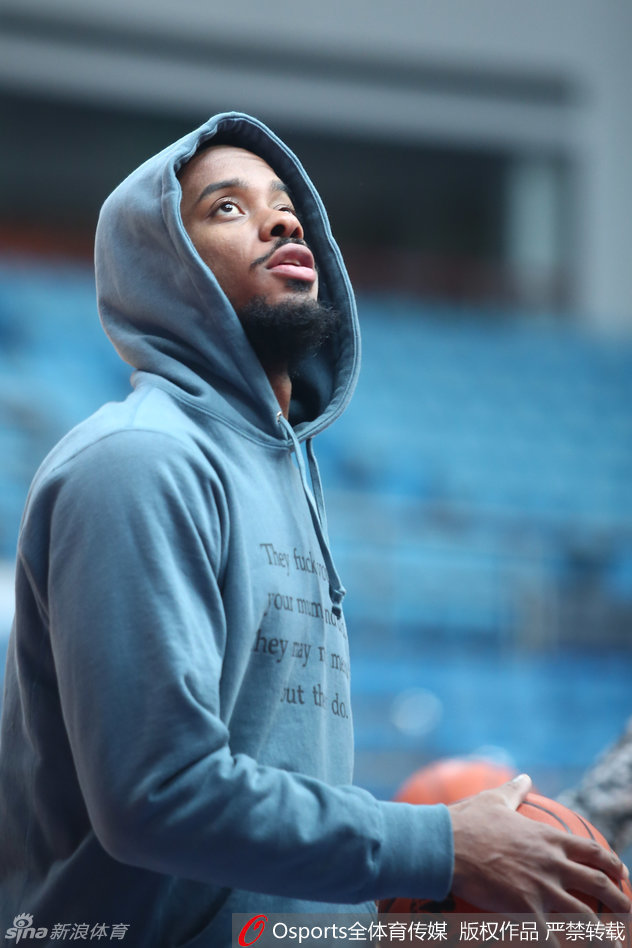 张永鹏迈开长腿轻松完成上篮动作,舒展身形如尺子丈量般精准