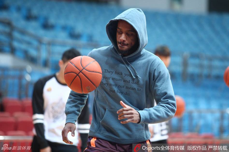 布朗启动突破准备上篮,身体腾空瞬间咬紧牙关,狰狞表情下是渴望进步的决心