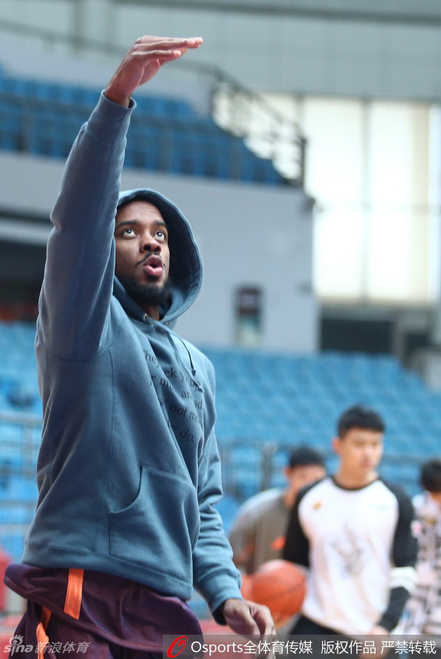 赵杭单手托球举火烧天,面对篮筐滑翔劈扣,展现内线球员的劲爆身体素质