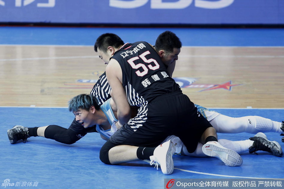 王哲林与韩德君在禁区肌肉碰撞,大王奋力跃起试图封盖功夫熊猫的勾手投篮