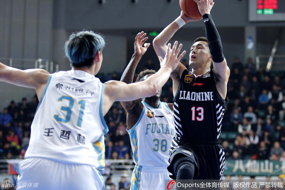 韩德君面对王哲林的贴身防守毫无惧色,利用强壮的上肢力量完成背身单打强行碾压