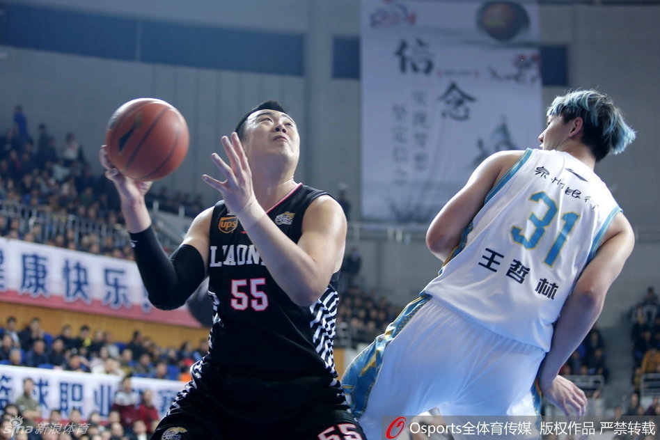 韩德君在对抗中不惜体力卡住位置,为队友创造机会,即使面对多人围堵也寸土不让