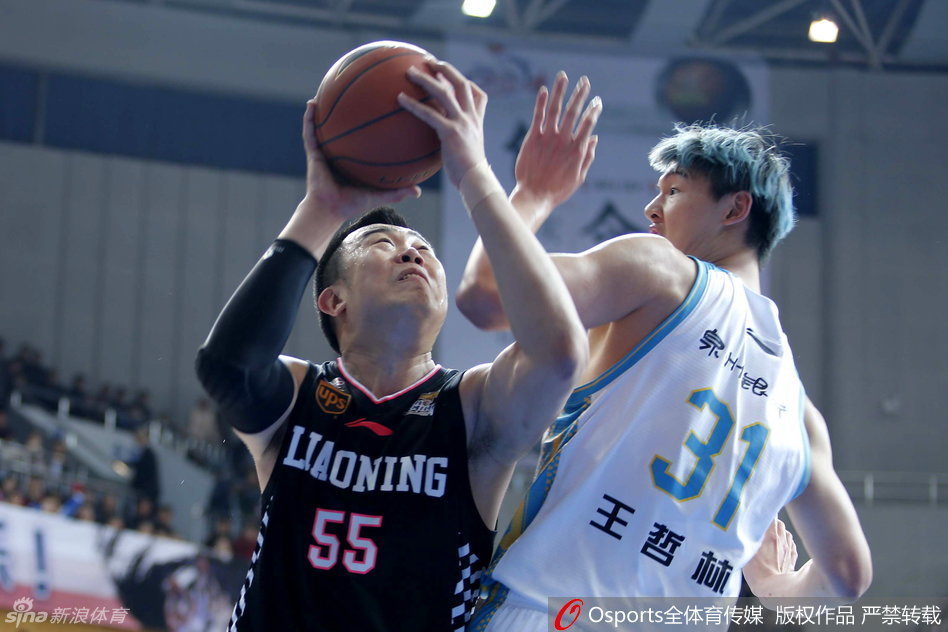 哈德森意外受伤瞬间,他手捂伤处表情痛苦,队友和对手纷纷驻足关注