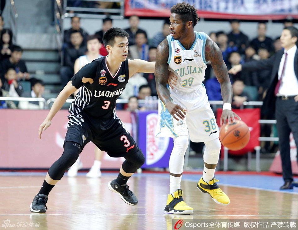 郭艾伦面对补防的王哲林毫无惧色,在空中闪转腾挪后潇洒挑篮,动作舒展如行云流水