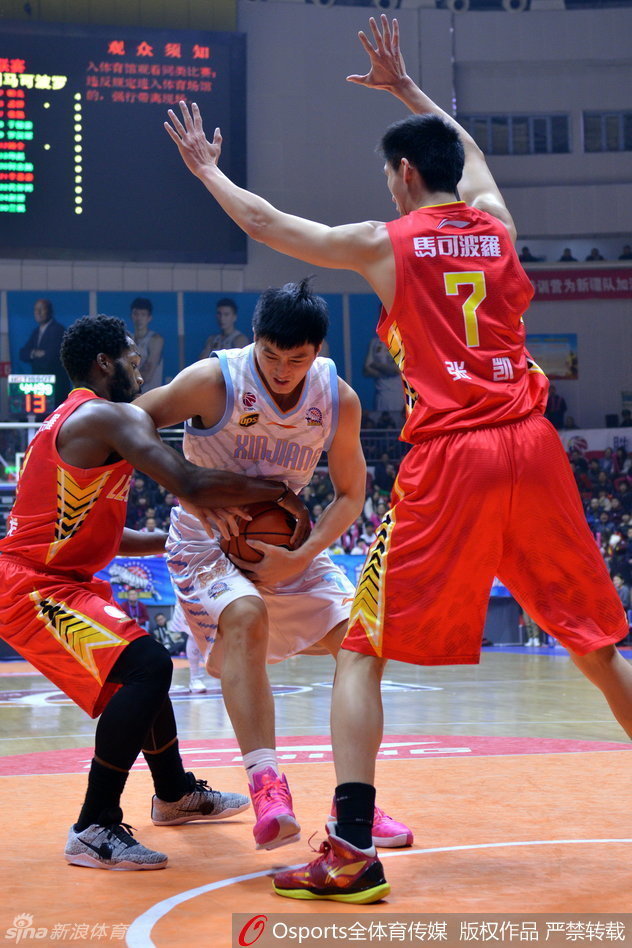 深圳外援帕戈持球强行突破，他的面前是新疆队长可兰白克严密的防守，两人正在进行激烈的身体对抗。