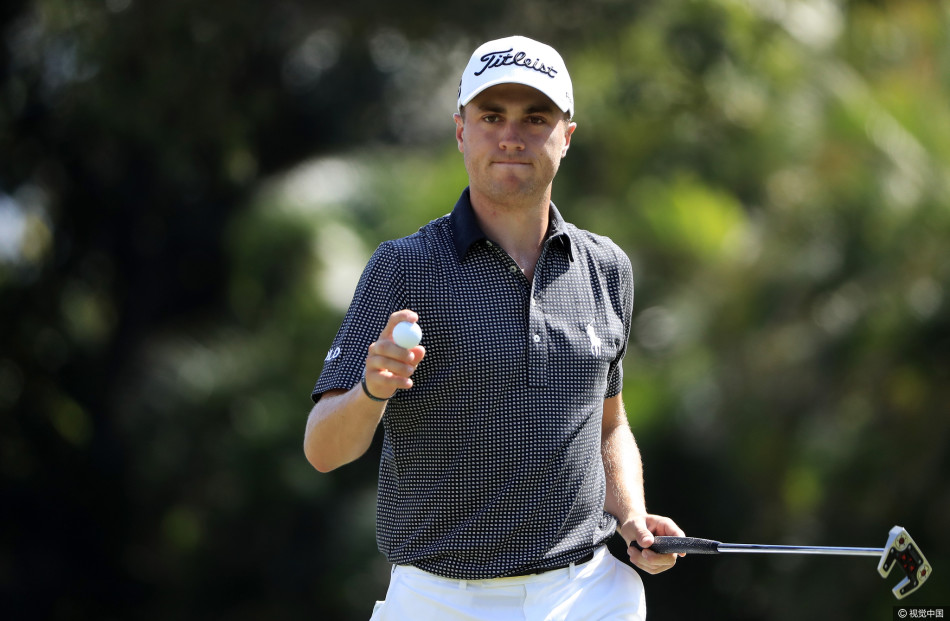 凯文·基斯纳与同组的乔丹·斯皮思在比赛中边走边谈，气氛看起来轻松而融洽